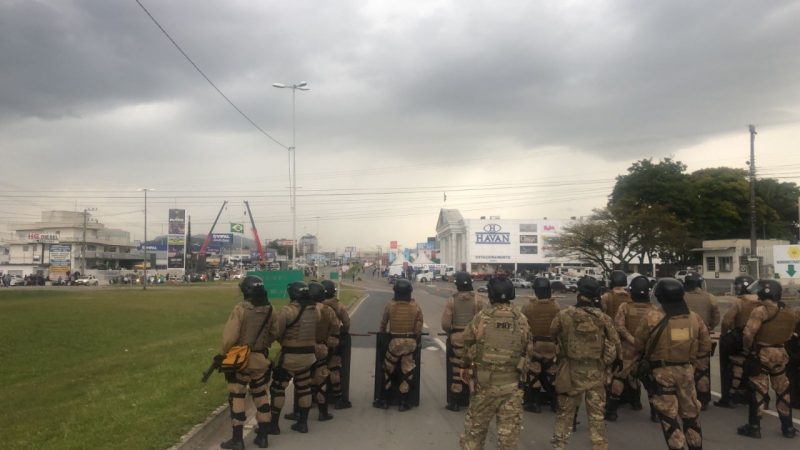 A Pol&iacute;cia Rodovi&aacute;ria Federal (PRF) foi acionada para a libera&ccedil;&atilde;o da pista, bloqueada por manifestantes desde &agrave;s 10h30. – Foto: Reprodu&ccedil;&atilde;o/PRF/ND