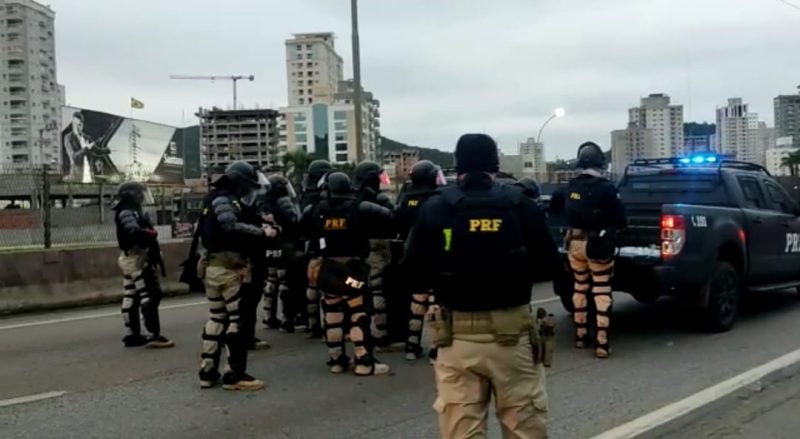 Manifestantes bloquearam a BR-101 na altura km 150, em Itapema, nos dias ap&oacute;s o segundo turno das elei&ccedil;&otilde;es – Foto: PRF/Divulga&ccedil;&atilde;o