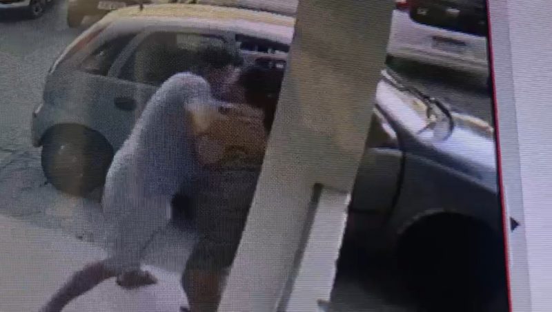 Orlando empurra Alessandra para dentro do ve&iacute;culo e tempo depois a amea&ccedil;a de morte – Foto: Osvaldo Sagaz/NDTV