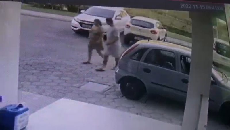 C&acirc;meras captam momento em que PM tenta for&ccedil;ar professora a entrar no carro – Foto: Osvaldo Sagaz/NDTV