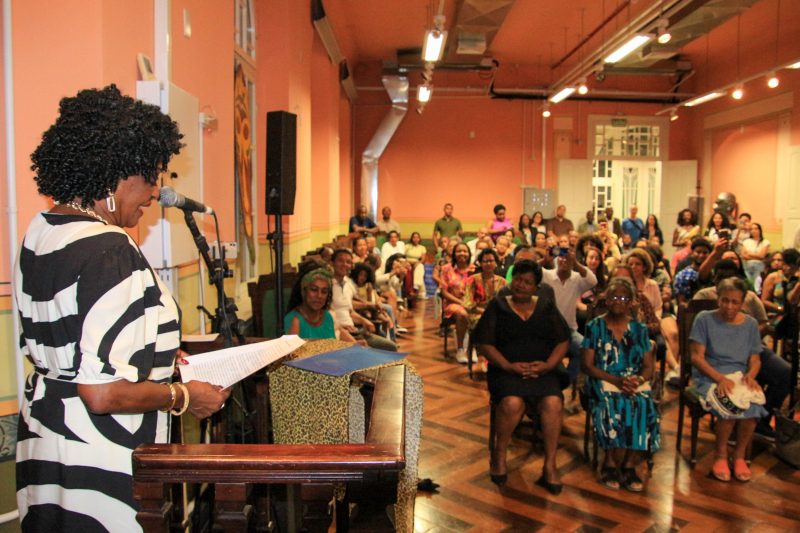 Professora aposentada foi homenageada pelo pr&ecirc;mio – Foto: Marcos Porto/Prefeitura de Itaja&iacute;/Divulga&ccedil;&atilde;o/ND