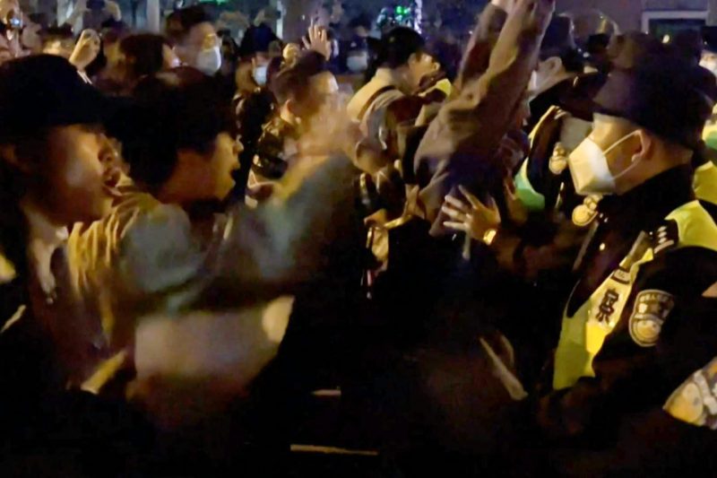 Imagem mostra manifestantes protestam contra a pol&iacute;tica de Covid zero na China, que deveria sediar a reuni&atilde;o – Foto: AFPTV/AFP/ND