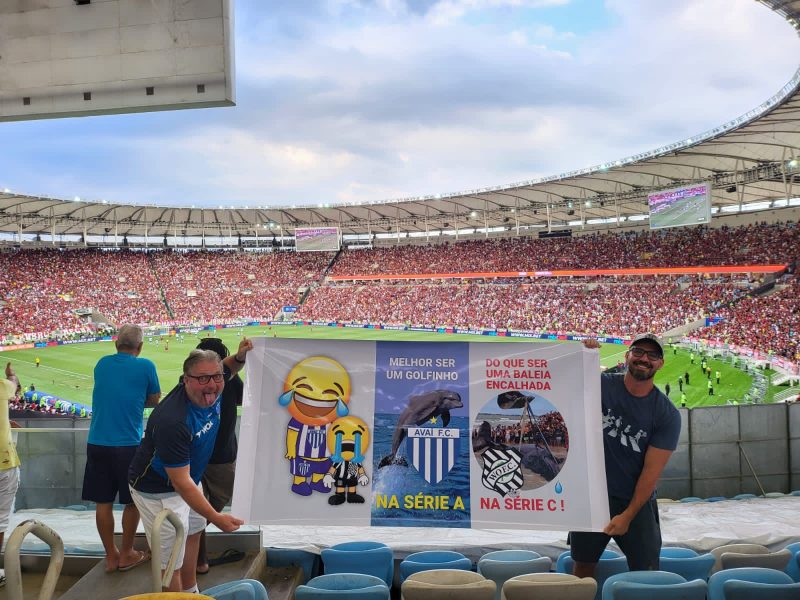 Antes de jogo do Brasil, torcida entra no clima com pintura no