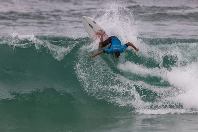 Ramzi Boukhiam usando a pot&ecirc;ncia do seu backside nas ondas de Ita&uacute;na&nbsp;– Foto: WSL / Daniel Smorigo