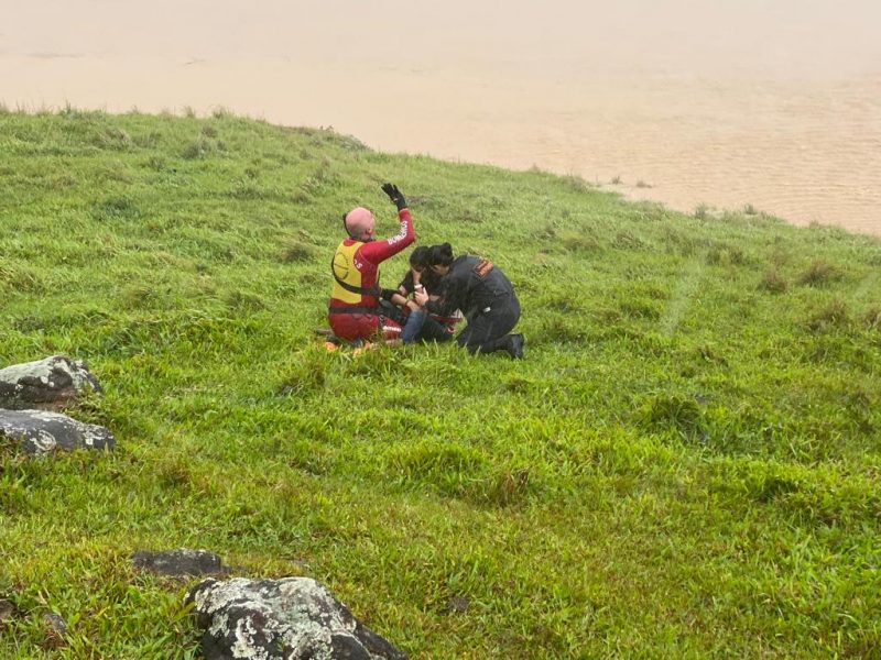 Imagem mostra mulher ap&oacute;s o resgate – Foto: CBMSC/Divulga&ccedil;&atilde;o/ND