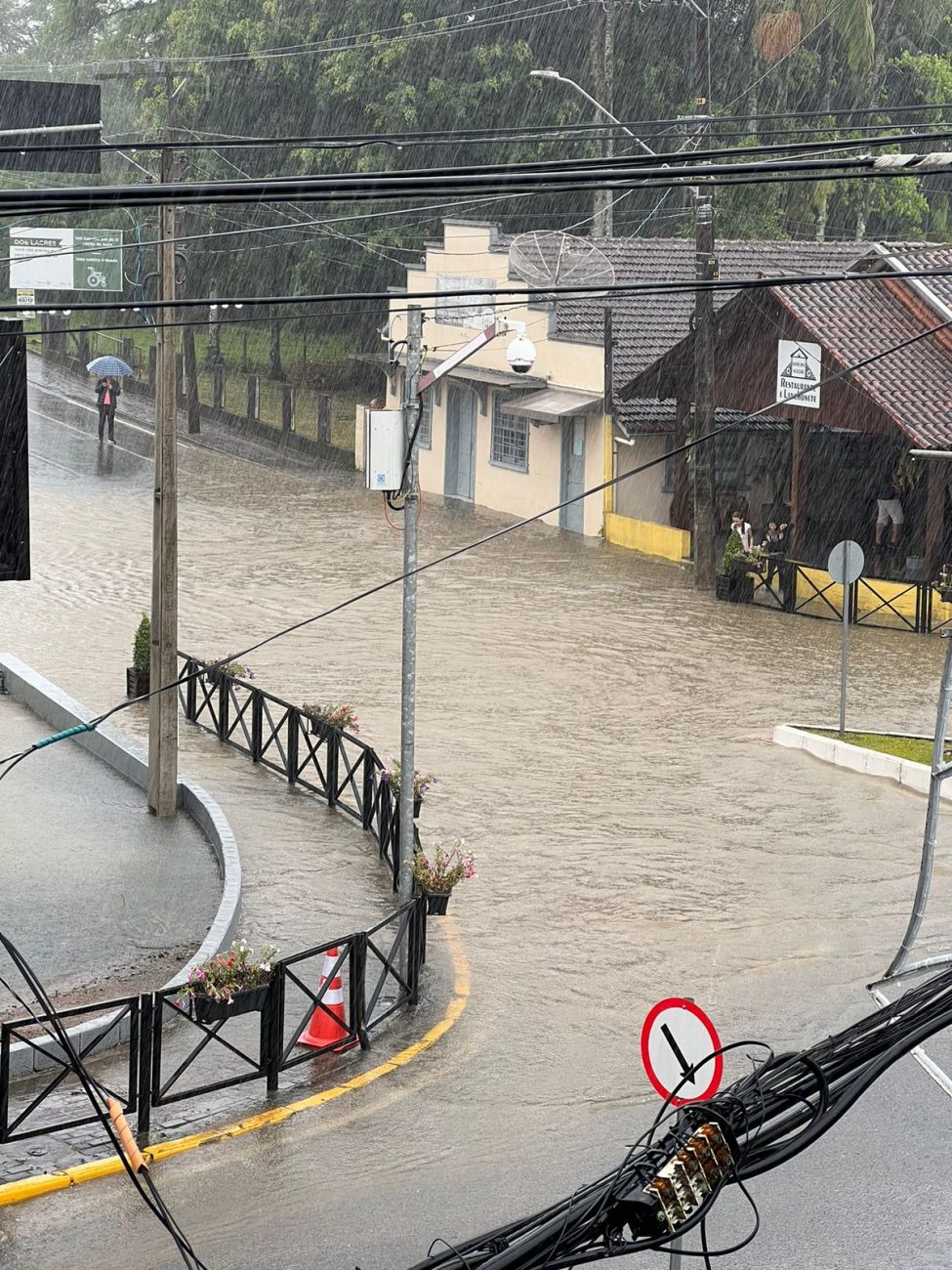 Rio do Cedros está com diversas ruas alagadas  - Divulgação/ND