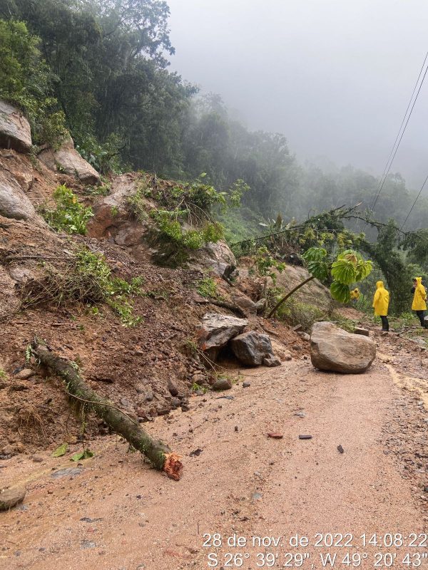 Barreira interdita estrada na localidade Rio Esperan&ccedil;a. – Foto: Prefeitura de Rio dos Cedros/Divulga&ccedil;&atilde;o/ND