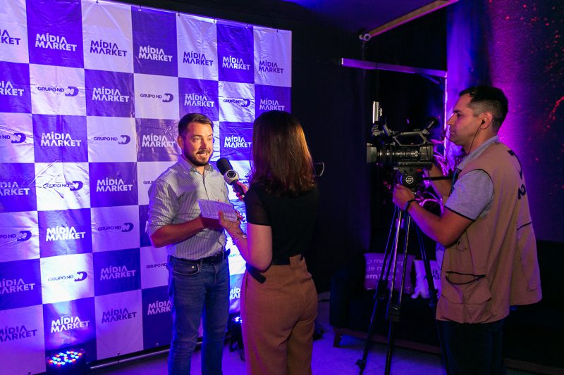 Fernando Parisotto, atendente publicit&aacute;rio da Ag&ecirc;ncia &Uacute;nica e equipe da NDTV | Record TV – Foto: Divulga&ccedil;&atilde;o/ND