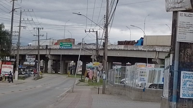 No trevo do bairro Aririu, caminhoneiros bloquearam o tr&acirc;nsito de ve&iacute;culos – Foto: Arquivo Pessoal/Divulga&ccedil;&atilde;o/ND