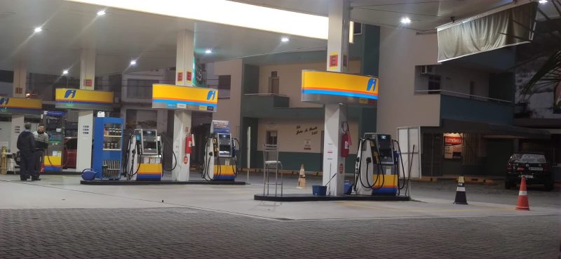 Postos de combust&iacute;vel de Blumenau n&atilde;o t&ecirc;m mais gasolina – Foto: Rodrigo Vieira/NDTV