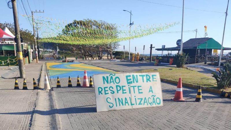 Rua na Praia Brava, em Itaja&iacute;, &eacute; fechada e moradores questionam – Foto: Leitor/ND