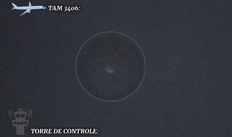 Os pilotos afirmaram que as luzes se moviam em espiral. &mdash; Foto: C&acirc;mera Aeroporto Salgado Filho/Reprodu&ccedil;&atilde;o/ND