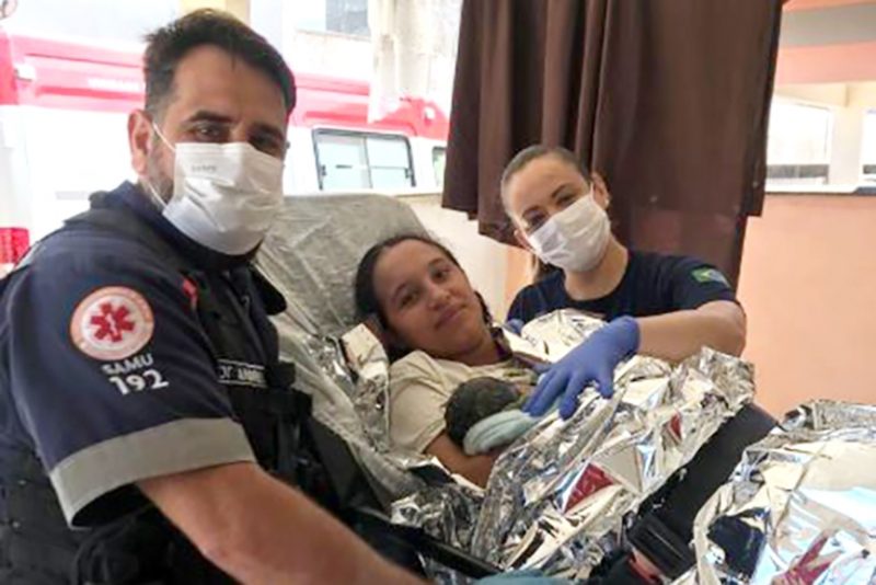 Socorristas do Samu auxiliaram em parto em casa em Gaspar – Foto: Divulga&ccedil;&atilde;o/Samu Gaspar/ND