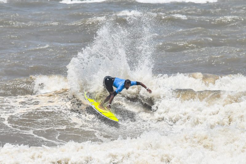 O surfista paraibano Samuel Igo, vice campe&atilde;o do CBSurf Xangri-l&aacute; &eacute; o novo l&iacute;der do ranking profissional – Foto: @davicastrophotos