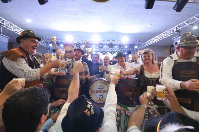 Muito chope e comidas t&iacute;picas germ&acirc;nicas animam a Sch&uuml;tzenfest – Foto: Prefeitura de Jaragu&aacute; do Sul/Divulga&ccedil;&atilde;o