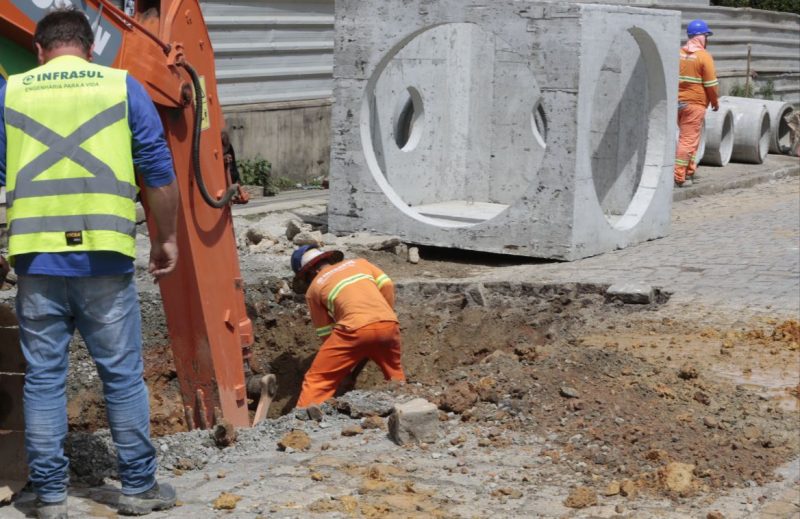 obra de drenagem continua até sexta e interrompe trânsito em rua importante de Joinville