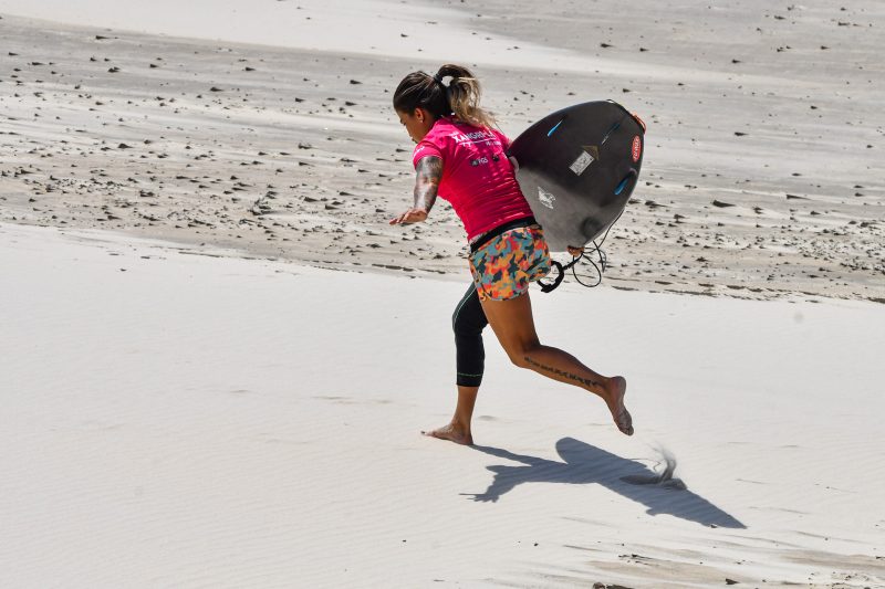 Silvana Lima &eacute; um dos principais nomes do surf feminino mundial – Foto: @davicastrophotos