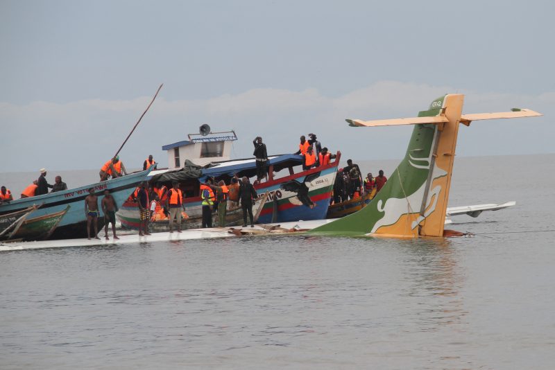 Voo da companha Precision Air caiu neste domingo (6) no Lago Vit&oacute;ria, na Tanz&acirc;nia perto da cidade de Bukoba – Foto: Sitide Protase/AFP/ND