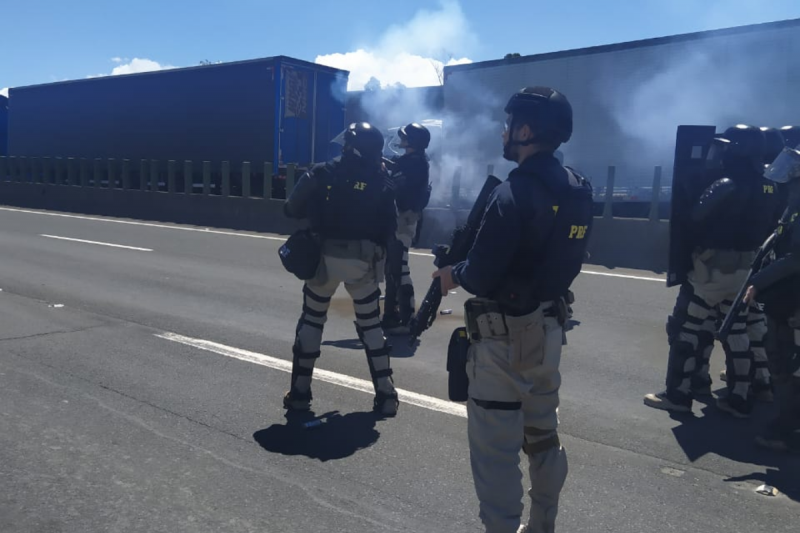 Tropa de choque da PRF precisou usar a for&ccedil;a para liberar manifestantes em I&ccedil;ara – Foto: PRF/Divulga&ccedil;&atilde;o/ND