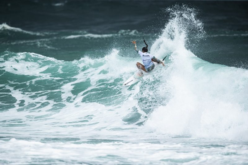 Sophia Medina vencendo sua primeira bateria em etapas do Challenger Series – Foto: WSL / Thiago Diz