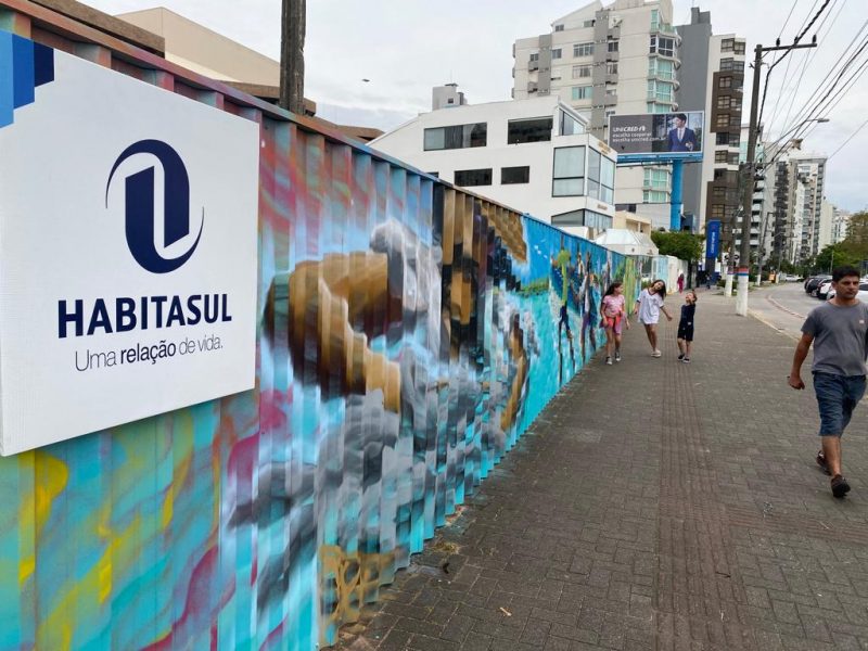 Tapumes colocados no terreno da futura pra&ccedil;a – Foto: Divulga&ccedil;&atilde;o/ND