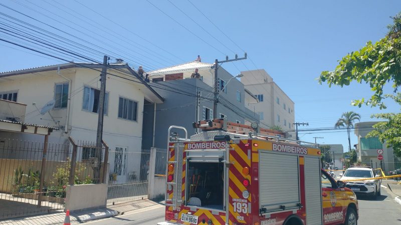 Homem estava sobre telhado de edif&iacute;cio quando a PM foi acionada – Foto: Pol&iacute;cia Militar/Reprodu&ccedil;&atilde;o/ND