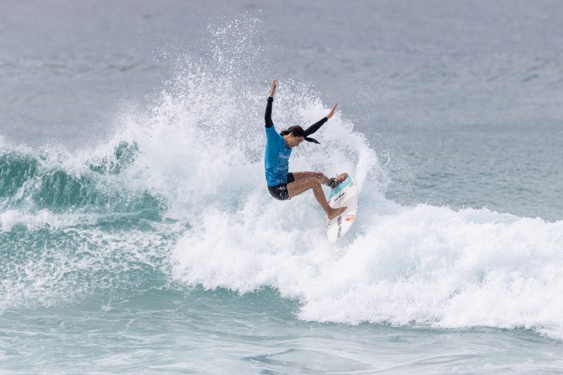 Surfista portuguesa Teresa Bonvalot ganhou de Bronte Macaulay o confronto pelo quinto lugar no ranking&nbsp;&nbsp;– Foto: WSL / Daniel Smorigo