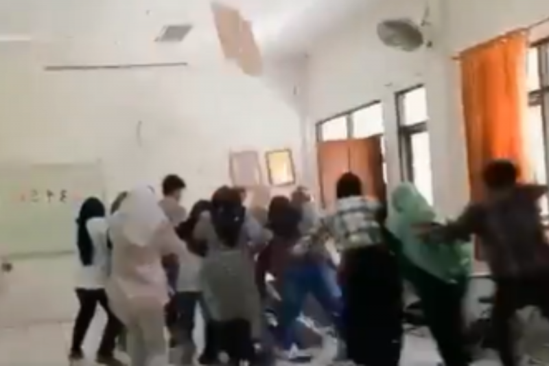 Estudantes foram surpreendidos por terremoto enquanto estavam em sala de aula – Foto: @QuakeChaser35/Twitter/Reprodu&ccedil;&atilde;o/ND