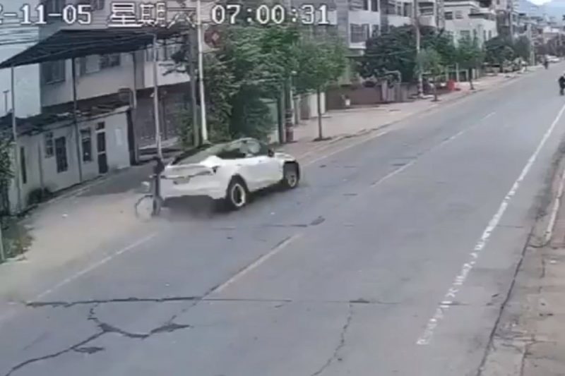 Duas pessoas morreram atropeladas pelo carro da Tesla desgovernado na China – Foto: Internet/Reprodu&ccedil;&atilde;o