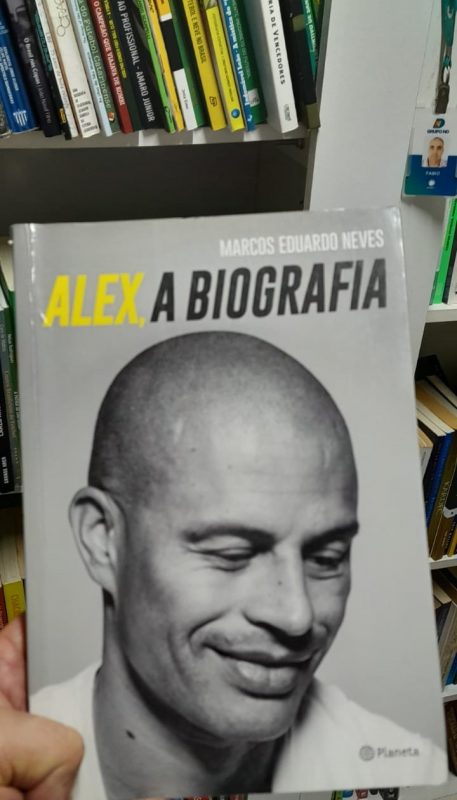 Na biblioteca de futebol deste colunista, a biografia do Alex faz parte do acervo. O desafio de transformar na pr&aacute;tica, bons conceitos sobre a utiliza&ccedil;&atilde;o do camisa 10 – Foto: Arquivo pessoal/ND