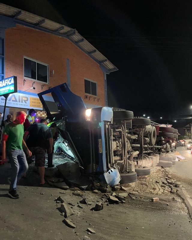 Acidente aconteceu no bairro Imigrantes, em Guabiruba, na noite desta segunda-feira (14) – Foto: Via @guabamilgrau/Reprodu&ccedil;&atilde;o/ND
