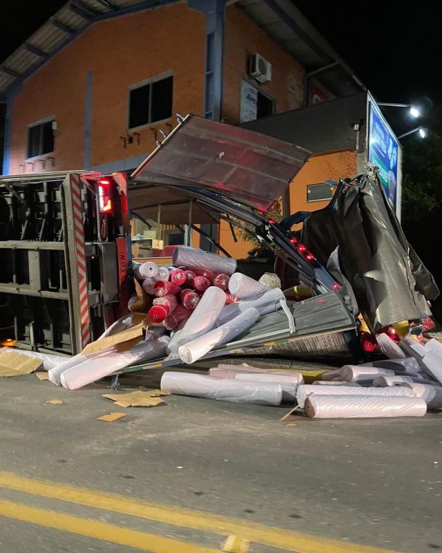 Caminh&atilde;o carregado de malha tomba e passageiros ficam presos &agrave;s ferragens em SC – Foto: Via @guabamilgrau/Reprodu&ccedil;&atilde;o/ND