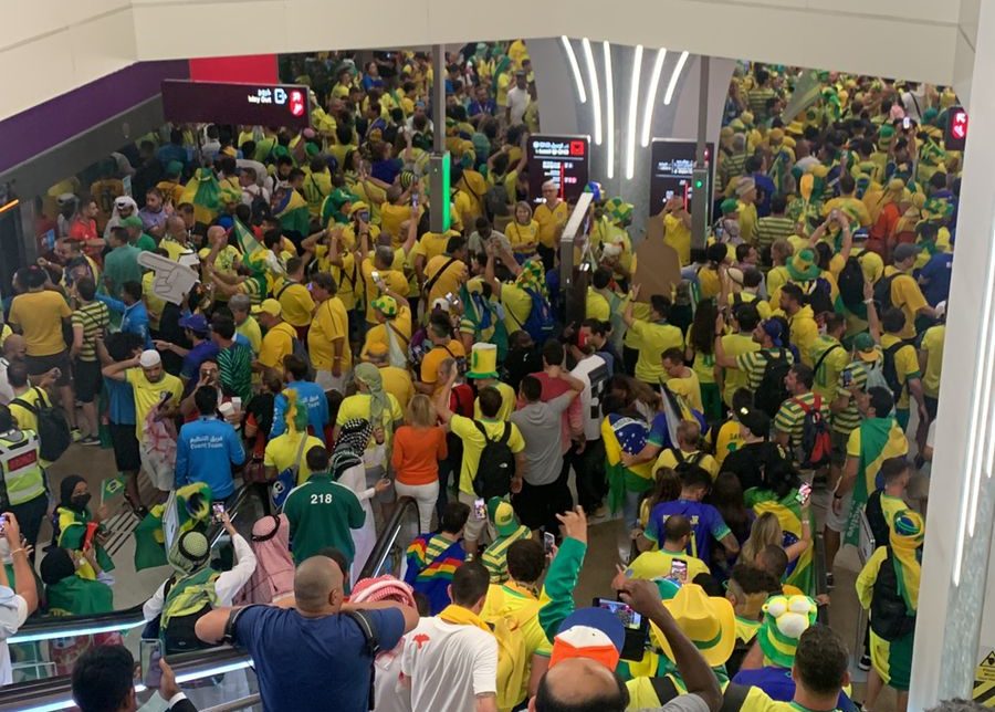 Antes de jogo do Brasil, torcida entra no clima com pintura no