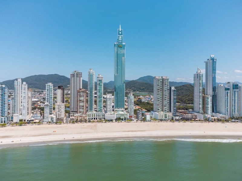 Vista do mar para a Praia Central de Balneário Camboriú, com o One Tower, o edifício mais alto da América Latina, em destaque