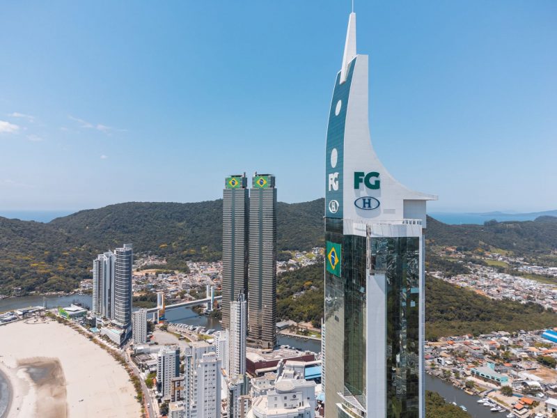 Em clima de copa: Torres de Balne&aacute;rio Cambori&uacute; recebem bandeira do Brasil – Foto: Bruna Eleut&eacute;rio/Reprodu&ccedil;&atilde;o