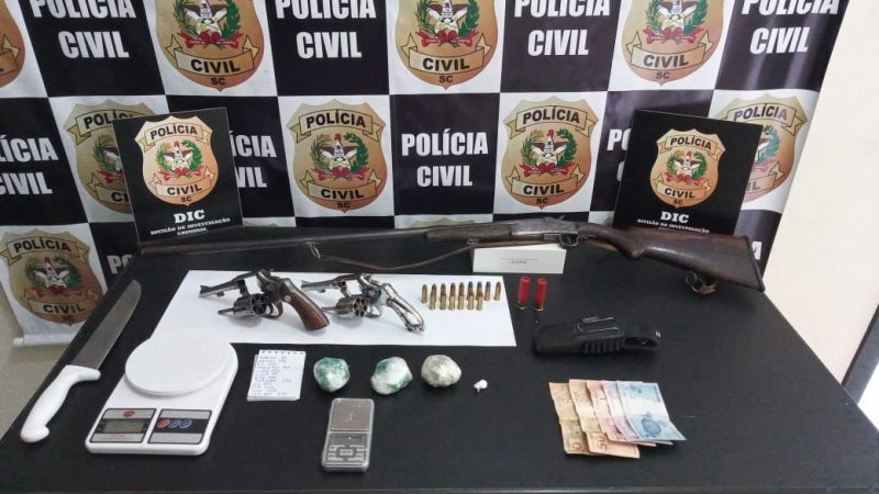 Homem foi preso em flagrante por tr&aacute;fico de drogas e posse irregular de arma de fogo – Foto: Divulga&ccedil;&atilde;o/Pol&iacute;cia Civil de Blumenau/ND