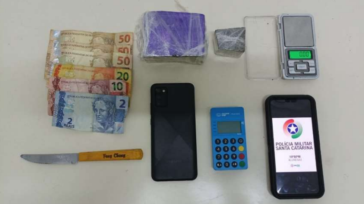 Homem &eacute; preso por tr&aacute;fico de drogas no bairro Escola Agr&iacute;cola, em Blumenau – Foto: Divulga&ccedil;&atilde;o/Pol&iacute;cia Militar