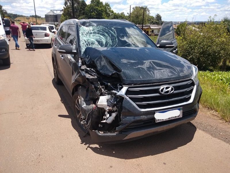 Motociclista morre ap&oacute;s bater em carro e ser atropelado por carreta