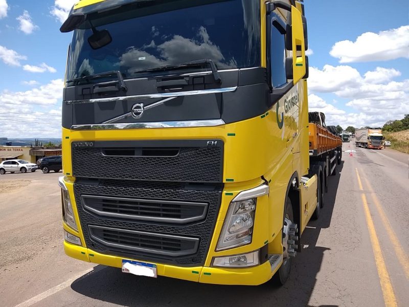 Motociclista morre ap&oacute;s bater em carro e ser atropelado por carreta