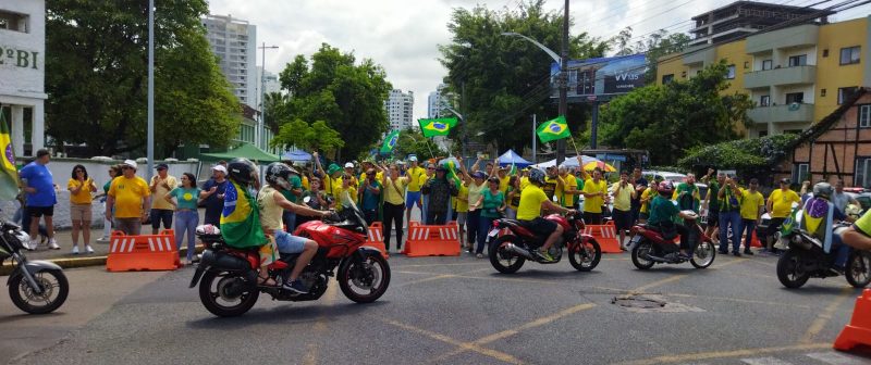 Rua Ministro Calógeras, em frente ao Batalhão, tomada de manifestantes neste domingo (13). –  Foto: Adenilson Pereira Luciano/Divulgação ND