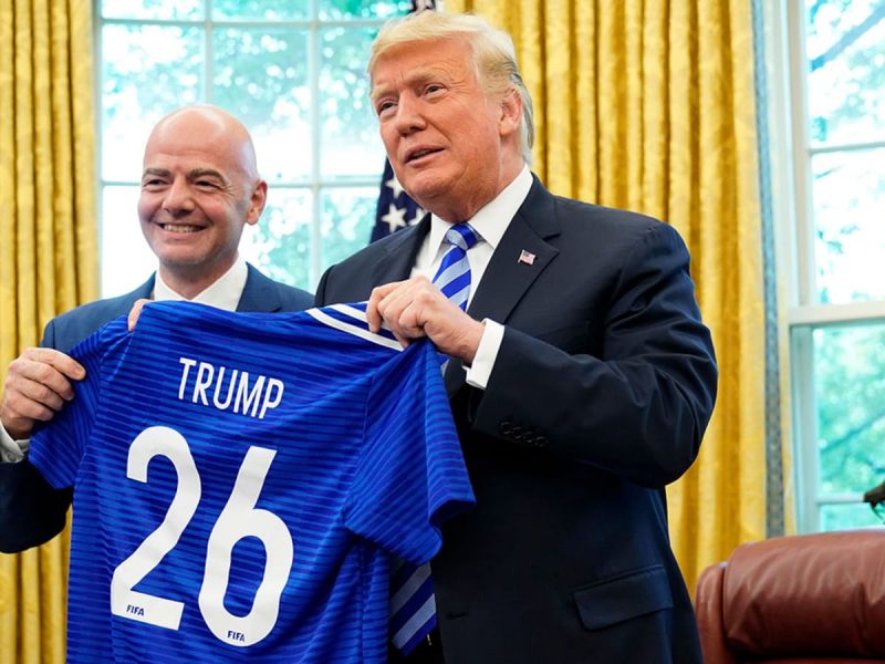 Ex-presidente dos Donald Trump com presidente da FIFA Gianni Infantino em an&uacute;ncio da escolha das sedes – Foto: Divulga&ccedil;&atilde;o/ND