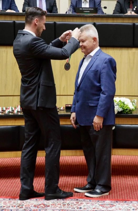 Medalha entregue ao empres&aacute;rio foi uma indica&ccedil;&atilde;o do deputado Fernando Krelling.