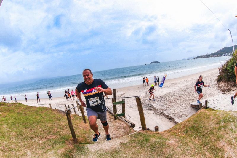 Todos os atletas que completaram seus percursos receberam medalha de participa&ccedil;&atilde;o – Foto: Meia Maratona de Jurer&ecirc;