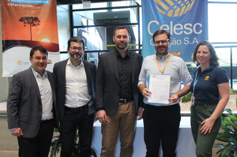 Diretores da Celesc e representantes do cons&oacute;rcio durante assinatura da ordem de servi&ccedil;o para a 2&ordf; Usina Solar Fotovoltaica da Celesc Gera&ccedil;&atilde;o, que ser&aacute; constru&iacute;da em Campos Novos&nbsp; – Foto: Victor Vin&iacute;cius de Santana Palmeira/Divulga&ccedil;&atilde;o/ND