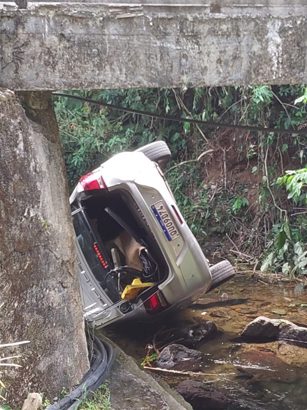 Carro caiu em ponte na Estrada Quiriri – Foto: Internet/Divulga&ccedil;&atilde;o