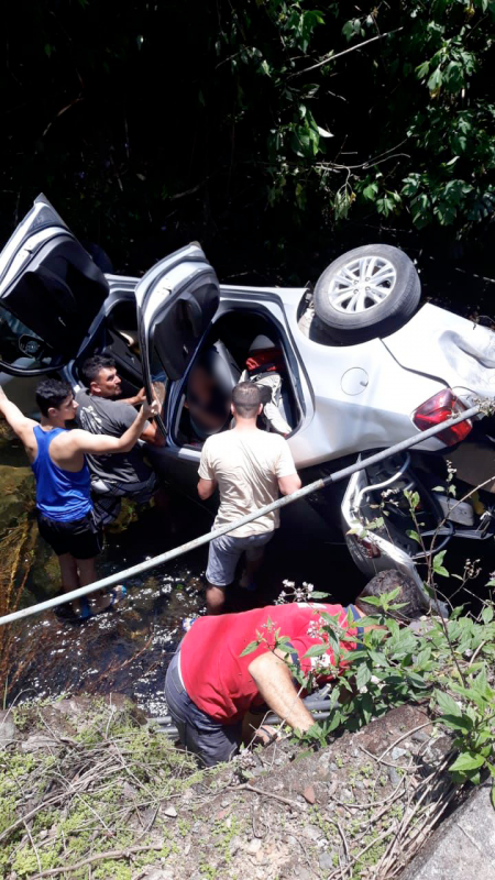 Moradores auxiliaram as v&iacute;timas enquanto aguardavam os bombeiros – Foto: Internet/Divulga&ccedil;&atilde;o
