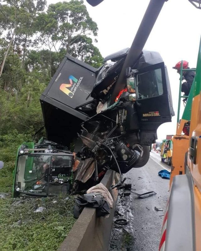 Cabine do ve&iacute;culo ficou destru&iacute;da – Foto: Reprodu&ccedil;&atilde;o/Internet/ND