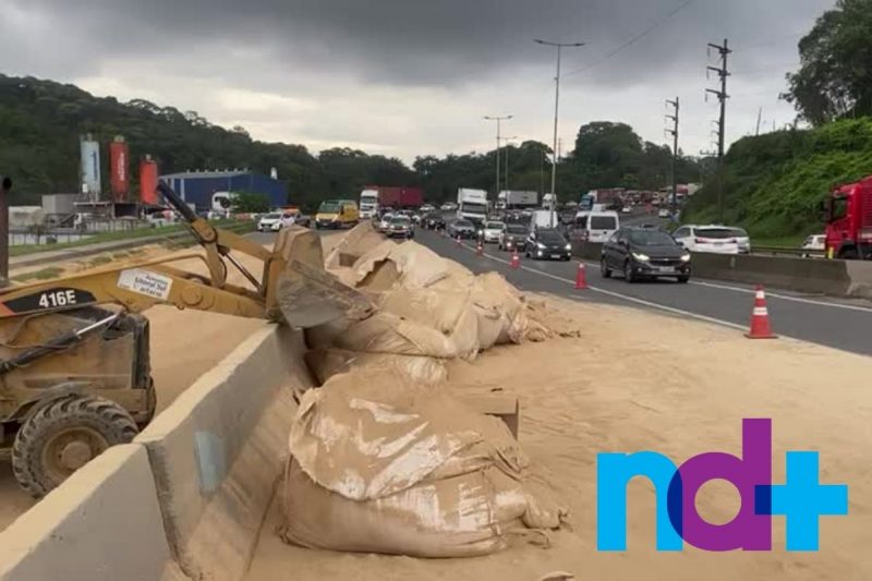 Equipe trabalha para remover areia do local – Foto: Ricardo Alves/ND