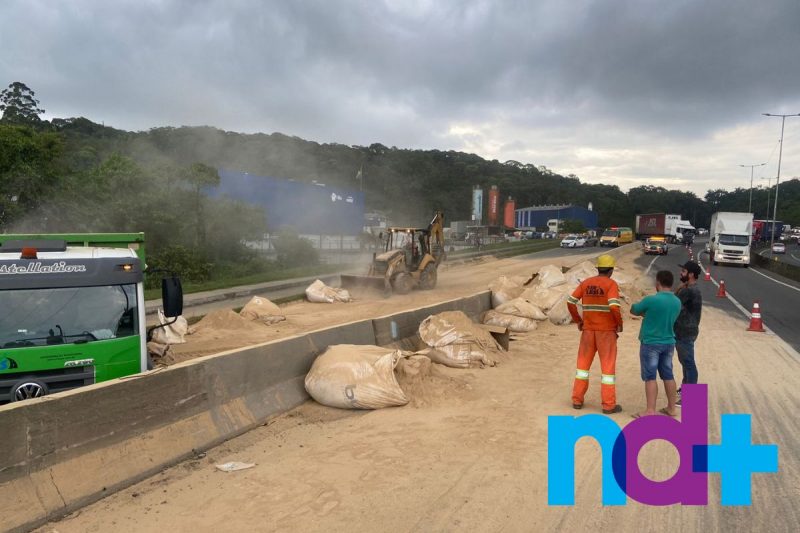 Equipe trabalha para remover areia do local – Foto: Ricardo Alves/ND