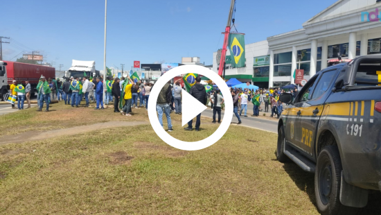 VÍDEO: Homem para carreta da alegria com arco e flecha e gera tumulto em SC